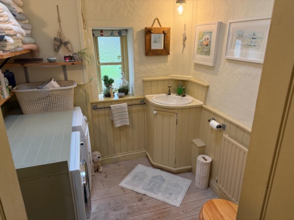 Lot: 109 - THATCHED DECEPTIVELY SPACIOUS DETACHED COTTAGE WITH GARDENS AND PARKING - Utility and WC